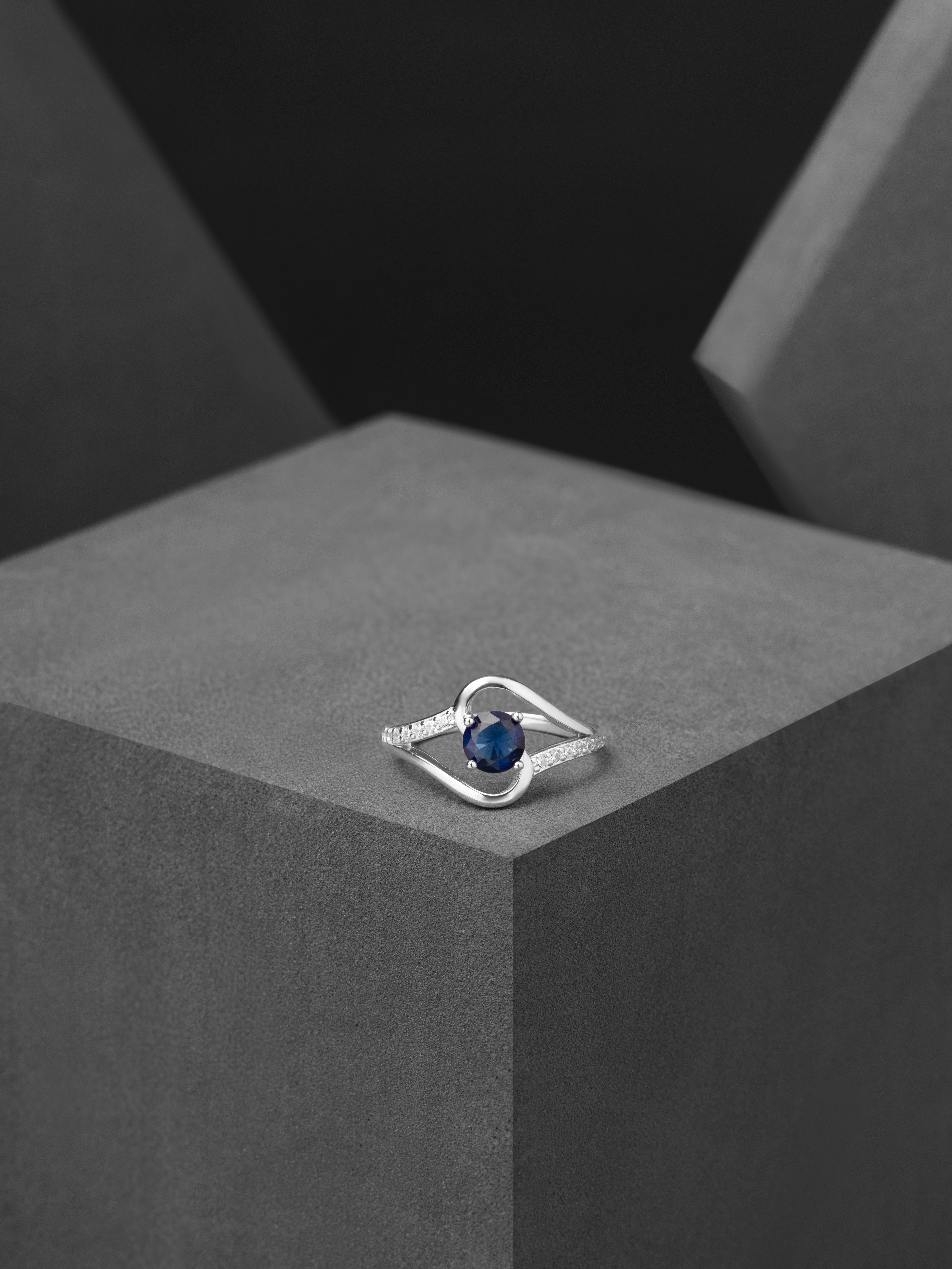 The Azure Curve Ring