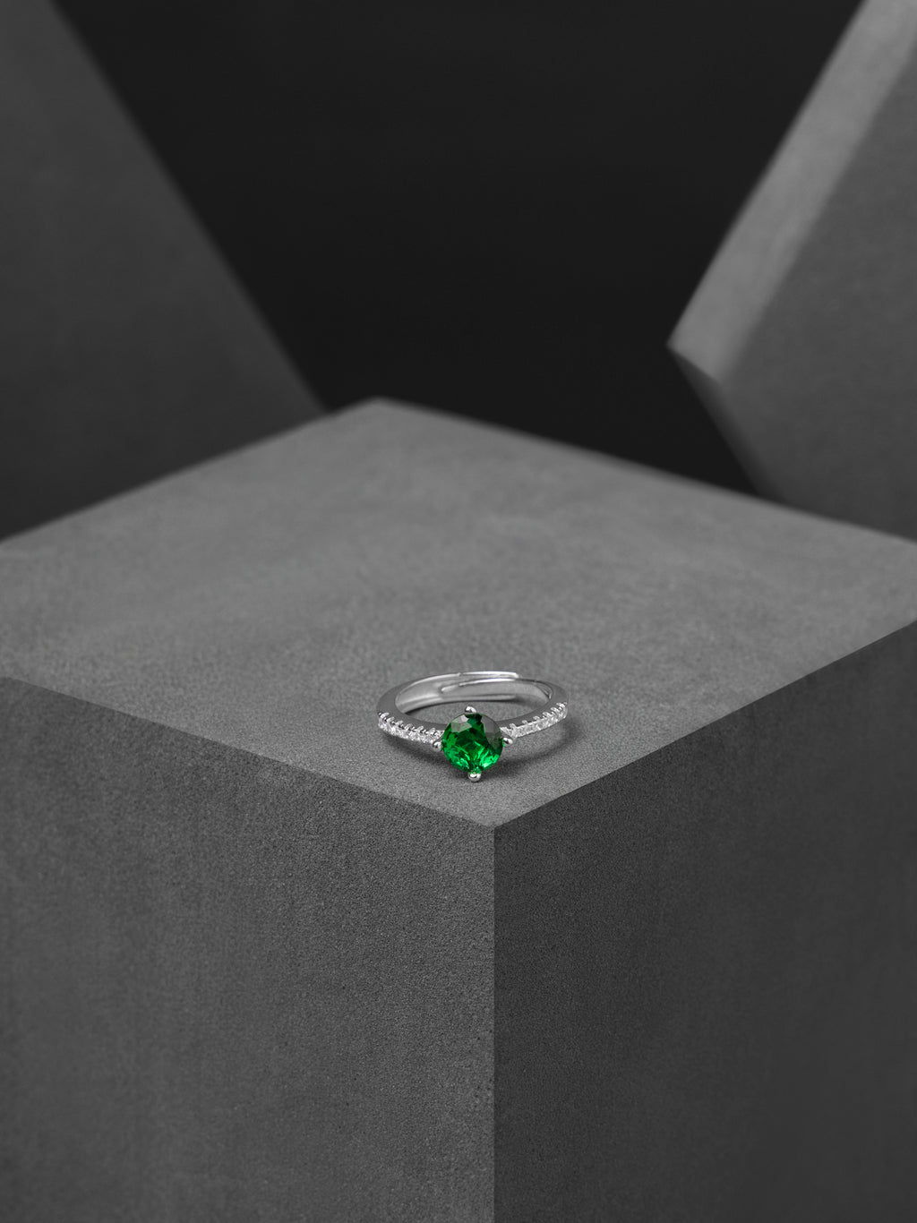 Emerald Spark Ring (4 Pointer)