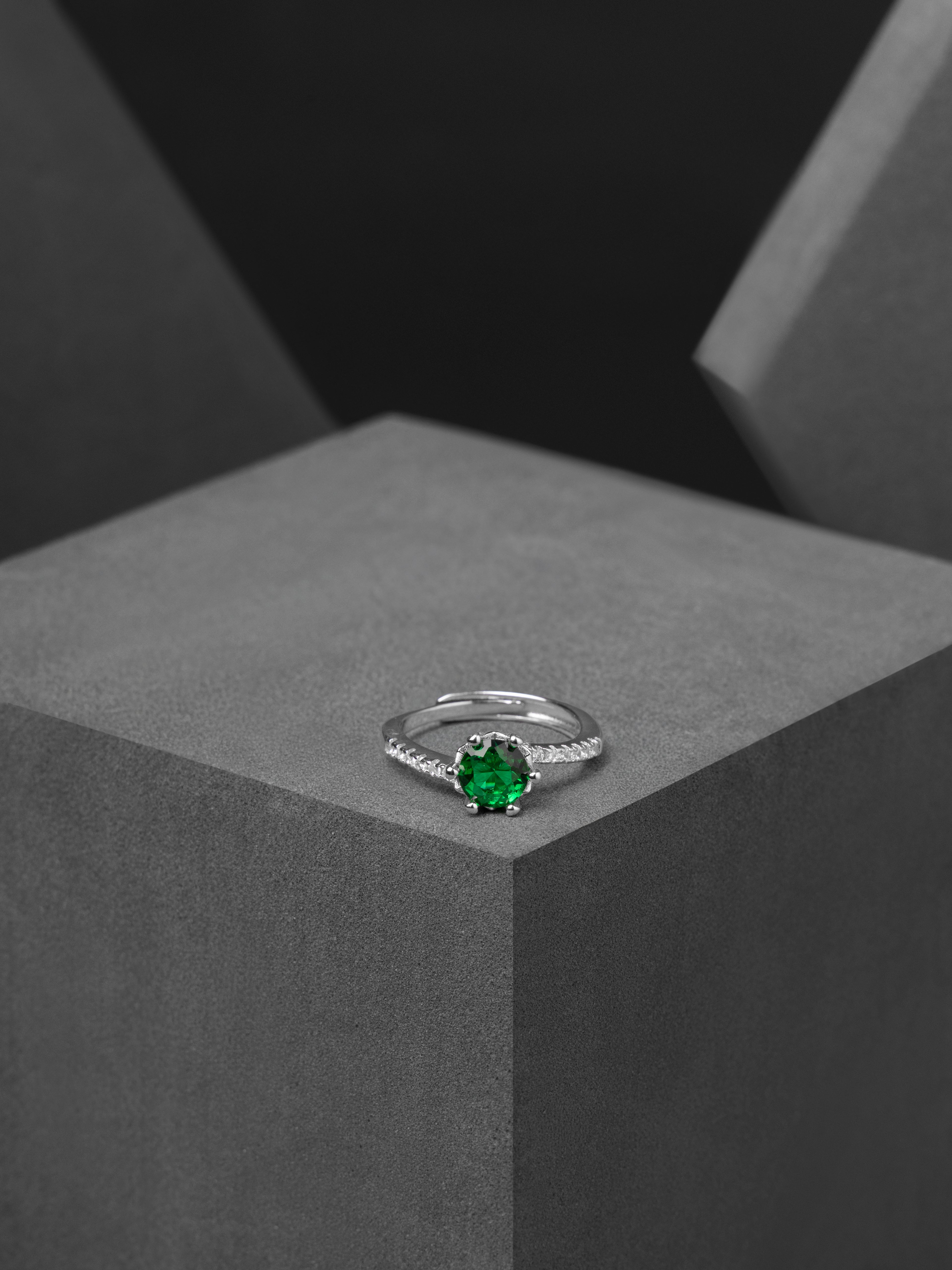 Emerald Halo Ring (6 Pointer)