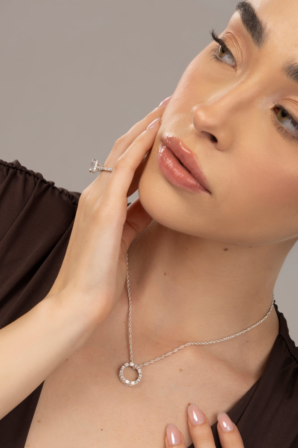 Éternelle Circle Pendant Chain