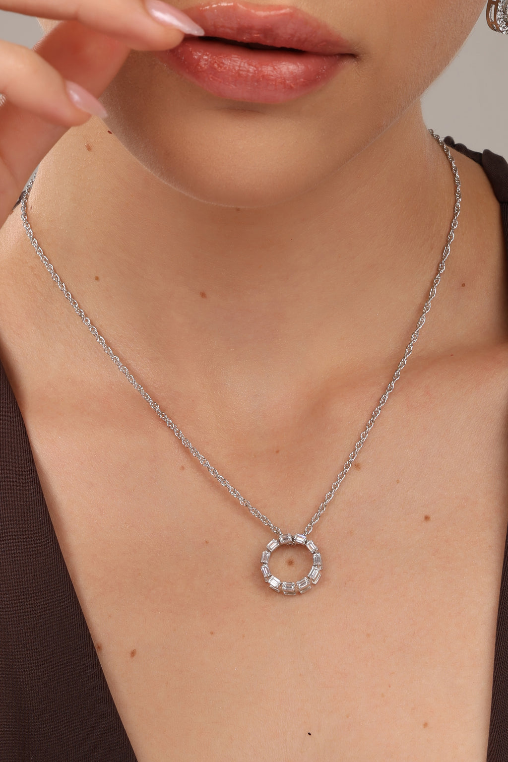 Éternelle Circle Pendant Chain
